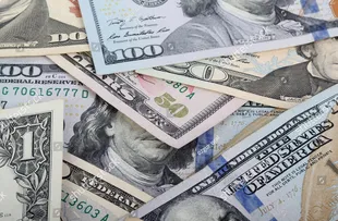 DÓLAR ENCERRA SESSÃO EM ALTA DE 0,37% COM ESTRESSE DOS TÍTULOS AMERICANOS E GUERRA