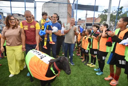 PREFEITURA ENTREGA CAMPO COM GRAMADO SINTÉTICO EM NOVA BRASÍLIA DE VALÉRIA