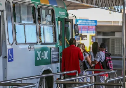 ÔNIBUS ESTÃO VOLTANDO A CIRCULAR GRADATIVAMENTE EM SALVADOR, PORÉM SINDICATO AFIRMA QUE NOVAS MANIFESTAÇÕES ESTÃO SENDO DEBATIDAS E GREVE NÃO ESTÁ DESCARTADA