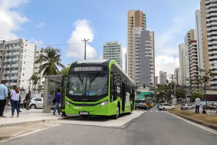 ESTAÇÃO DO BRT DE SALVADOR TEM QUEDA DE ENERGIA DEVIDO A ROUBO DE FIOS DE POSTE NA AVENIDA ACM