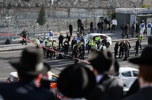 TRÊS PESSOAS MORREM E OUTRAS 16 FICAM FERIDAS APÓS ATAQUE A TIROS EM JERUSALÉM