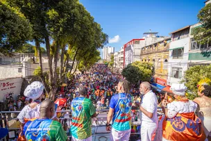 CAMINHADA DO SAMBA TRAZ CLIMA CARNAVALESCO COM DESFILE DE NOVE BLOCOS NO CENTRO DE SALVADOR