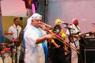 GERÔNIMO E ORKESTA RUMPILLEZZ SOBEM AO PALCO DA ESCADARIA DA IGREJA DO SANTÍSSIMO SACRAMENTO DO PASSO