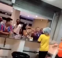 TORCEDOR DO BAHIA AGRIDE FUNCIONÁRIA DA FONTE NOVA COM LATA NO ROSTO