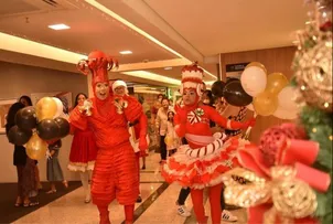 PAPAI NOEL DESFILA PELAS RUAS ANTES DE INAUGURAR DECORAÇÃO DO SHOPPING VITÓRIA BOULEVARD