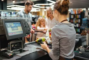 FAIXA ETÁRIA ENTRE 18 E 24 ANOS É A QUE MAIS PROCURA OPORTUNIDADES DE TRABALHO NO FIM DO ANO