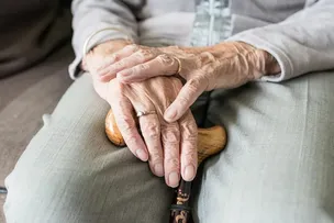 EXPECTATIVA DE VIDA AO NASCER NO BRASIL FICA EM 75,5 ANOS EM 2022