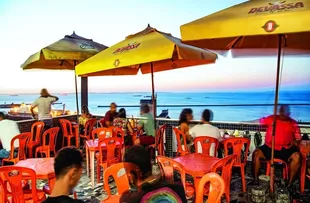 BARES E RESTAURANTES DE SALVADOR SE PREPARAM PARA O VERÃO; EXPECTATIVAS SÃO ALTAS, MAS DESAFIOS PODEM DIFICULTAR
