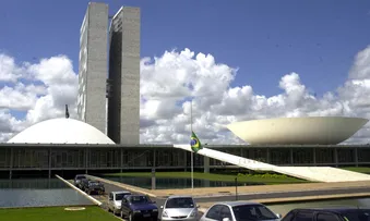 BARROSO E GILMAR MENDES CRITICAM CONGRESSO POR APROVAÇÃO DE PEC NO SENADO