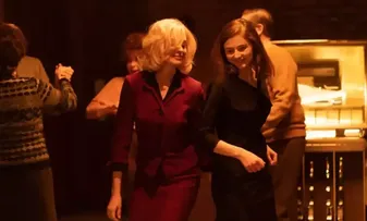 ANNE HATHAWAY E THOMASIN MCKENZIE ESTAMPAM ARTES DO FILME ‘EILEEN’; VEJA!