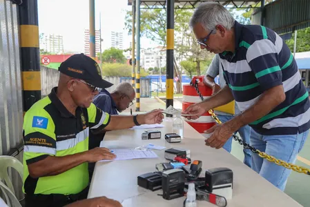 TAXISTAS COMPARECEM À SEMOB PARA ATUALIZAÇÃO DO CARTÃO DE IDENTIFICAÇÃO