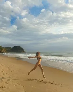 GISELE BÜNDCHEN EXIBE CORPO SARADO EM FOTO DE BIQUÍNI; CONFIRA