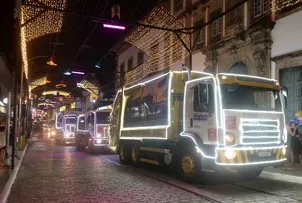 CAMINHÕES COMPACTADORES DA LIMPURB RECEBEM DECORAÇÃO NATALINA