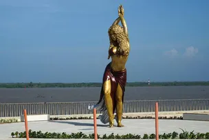 SHAKIRA É HOMENAGEADA COM ESTÁTUA DE 6,5 METROS NA COLÔMBIA
