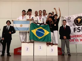 KARATECAS BAIANOS DE COMUNIDADE QUILOMBOLA CONQUISTAM MEDALHAS EM TORNEIO NO CHILE