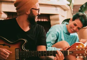 BAIANO PAULO MUTTI E PAULISTANA BRINA COSTA LANÇAM BANDA DE ROCK BUMBUM ASTRAL