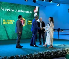 ISABELA SUAREZ É HOMENAGEADA COM MEDALHA DE MÉRITO AMBIENTAL EM CERIMÔNIA NO MAM