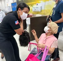 SPREV ENTREGA 12 KITS DA CAMPANHA 'LIGADAS POR FIOS' PARA PACIENTES DO HOSPITAL DA MULHER