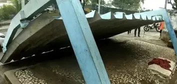 PONTO DE ÔNIBUS DESABA E PELO MENOS CINCO PESSOAS FICAM FERIDAS EM SALVADOR
