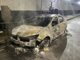 ATACANTE MENDOZA TEM CARRO INCENDIADO APÓS QUEDA DO SANTOS
