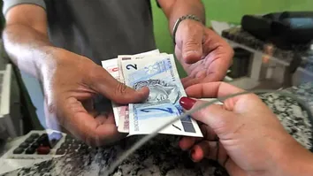 SALÁRIO ACABA ANTES DO FIM DO MÊS PARA 63% DOS TRABALHADORES CLT, DIZ PESQUISA