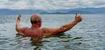 PRESIDENTE PUBLICA FOTO EM REDE SOCIAL DURANTE BANHO DE MAR