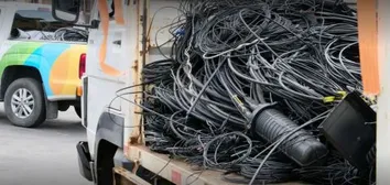COELBA REMOVE 600 QUILOS DE FIOS DE TELECOMUNICAÇÕES IRREGULARES NA CIDADE BAIXA