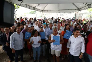 GOVERNADOR JERÔNIMO RODRIGUES ENTREGA TÍTULOS DE REGULARIZAÇÃO FUNDIÁRIA NO RESIDENCIAL MANGUEIRA III, BENEFICIANDO 97 FAMÍLIAS DOS ALAGADOS, EM SALVADOR