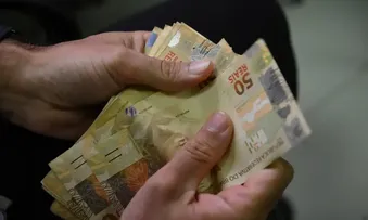 POUPANÇA TEM RETIRADA LÍQUIDA DE R$ 87,82 BILHÕES EM 2023