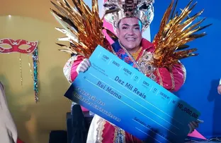 PUBLICITÁRIO DE LAURO DE FREITAS É REELEITO REI MOMO DO CARNAVAL 2024