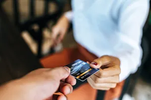 TETO DO ROTATIVO REDUZ ENDIVIDAMENTO, MAS JUROS CONTINUAM ALTOS