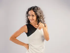 SUCESSO DE BILHETERIA, MARIA MENEZES VOLTA A CARTAZ COM A COMÉDIA "MARIA AO VIVO! (OU MAMÃE TÁ AQUI)" NO TEATRO MÓDULO