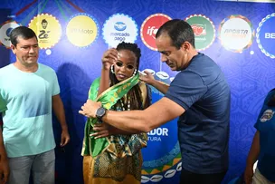 MONIQUE EVELLE RECEBE FAIXA DE EMBAIXADORA SUSTENTÁVEL DO CARNAVAL DE SALVADOR 2024