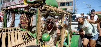 FOLIA E PROTESTO: MUDANÇA DO GARCIA MOVIMENTA MILHARES DE PESSOAS NO CIRCUITO RIACHÃO NESTA SEGUNDA-FEIRA