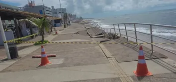 CALÇADA NA ORLA DA PITUBA É ISOLADA APÓS CEDER POR FORÇA DA MARÉ