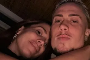 ANITTA E MC DANIEL SÃO FLAGRADOS AOS BEIJOS EM CINEMA, CONFIRA