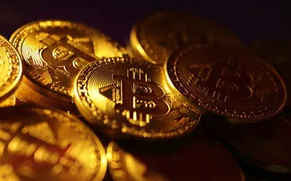 BITCOIN BATE US$ 60 MIL E SE APROXIMA DE MÁXIMA HISTÓRICA, COM ANALISTAS PREVENDO MAIS AVANÇO