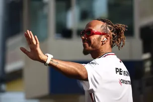 LEWIS HAMILTON ESTÁ PRESTES A ASSINAR COM A FERRARI PARA 2025, APONTA JORNAL