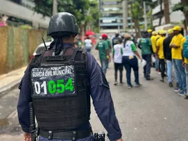 HOMEM COM TORNOZELEIRA ELETRÔNICA É DETIDO PELA GCM APÓS ROUBAR CELULAR DE UM FOLIÃO
