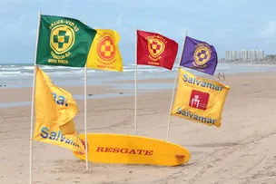 SINALIZAÇÃO COM BANDEIRAS COLORIDAS AUXILIAM SALVAMAR NA ORIENTAÇÃO A BANHISTAS