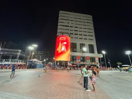 AMBEV TURBINA FANTASIA CARNAVALESCA COM PAINEL DE LED 3D NO FAROL DA BARRA