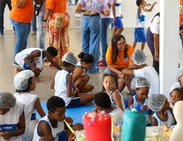FILHOS DE AMBULANTES TÊM ATENDIMENTO CLÍNICO E ODONTOLÓGICO NO CARNAVAL DE SALVADOR; UNICEF VISITA ESPAÇO