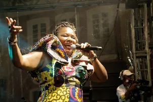 MARGARETH MENEZES CELEBRA DEMOCRACIA E CULTURA NO LARGO DO PELOURINHO