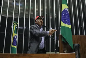 “O QUE ELES GOSTARIAM É DE VER NÓS LEVANDO CHICOTE”, DISPARA VALMIR ASSUNÇÃO SOBRE BOLSONARISTAS NA CÂMARA FEDERAL