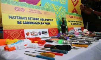 POLÍCIA MILITAR RECOLHE PISTOLAS DE ÁGUA NO CARNAVAL EM SALVADOR