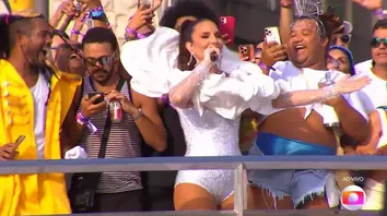 IVETE SANGALO LOTA CENTRO DE SALVADOR EM ABERTURA DO CARNAVAL: 'QUE PRIVILÉGIO'