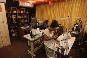 COSTUREIRAS REFORMARAM ATÉ 60 ABADÁS POR DIA DURANTE CARNAVAL DE SALVADOR