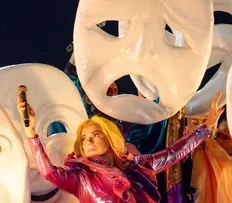 DANIELA MERCURY DÁ BRONCA EM FOLIÃO NO CARNAVAL E DIZ: 'NÃO PODEM DECIDIR O QUE FALO'