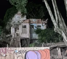 CASARÃO ONDE FUNCIONAVA ANTIGO HOTEL COLOMBO DESABA EM CACHOEIRA