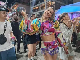 LORE IMPROTA AFIRMA NÃO SENTIR CIÚMES DOS OLHARES FEMININOS PARA LÉO SANTANA NO CARNAVAL